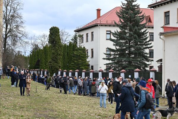 Люди, некоторые из которых пришли на выборы с маленькими детьми, стоят в длинной очереди, но не отказываются от намерения проголосовать. - Sputnik Литва