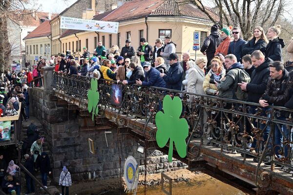 Мост между районом художников и остальным Вильнюсом украсили трилистниками — символом Ирландии. - Sputnik Литва