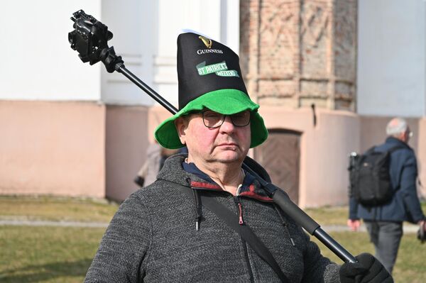 На собравшихся можно было увидеть обычную ирландскую атрибутику: шляпы, четырехлистный клевер, доминирующим цветом в их одежде был зеленый цвет. - Sputnik Литва