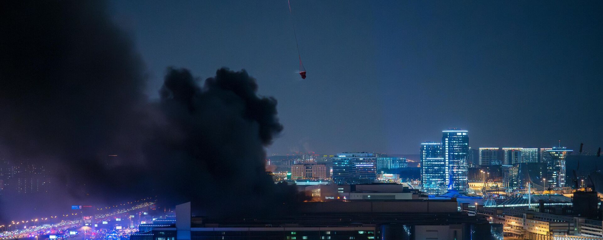 Пожарный вертолет во время тушения горящей крыши концертного зала Крокус Сити Холл - Sputnik Литва, 1920, 23.03.2024