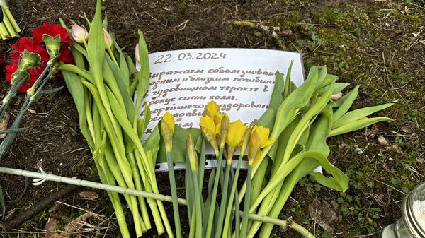 Цветы и свечи у посольства России в Литве в память о жертвах теракта в Крокус сити холле - Sputnik Литва