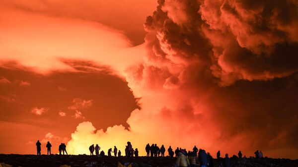 Извержение вулкана рядом с городом Гриндавик в Исландии - Sputnik Литва