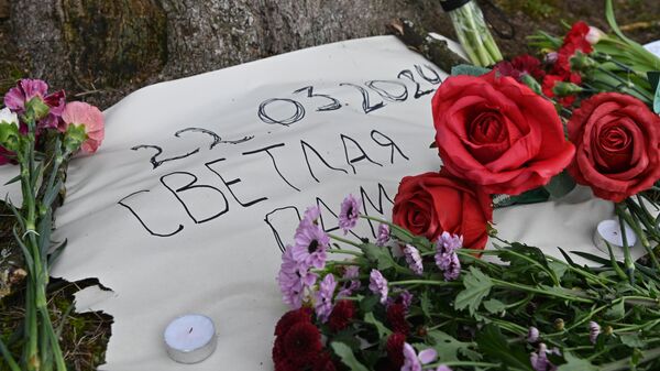 Акция жителей Литвы в память о жертвах теракта в Крокус сити холле - Sputnik Литва