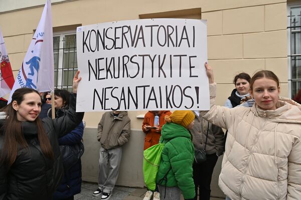 На фото: участницы акции держат плакат с надписью: &quot;Консерваторы, не разжигайте рознь&quot;. - Sputnik Литва