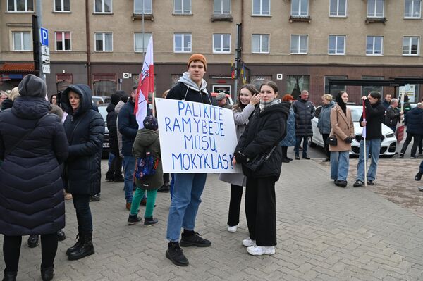 На фото: участники акции держат плакат с надписью: &quot;Оставьте в покое наши школы&quot;. - Sputnik Литва