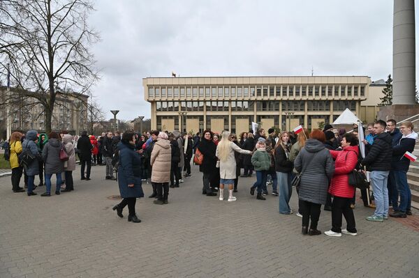 В Вильнюсе в субботу, 23 марта, состоялась акция в защиту школ национальных меньшинств. - Sputnik Литва