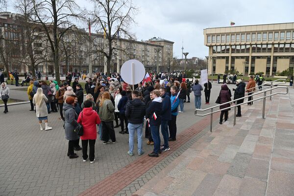 Акция началась на площади Независимости возле здания Сейма.  - Sputnik Литва