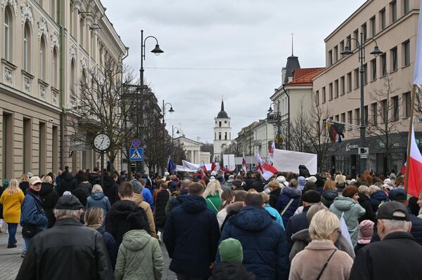 Отсюда колонна с плакатами и польскими флагами двинулась по проспекту Гедиминаса к зданию правительства. - Sputnik Литва