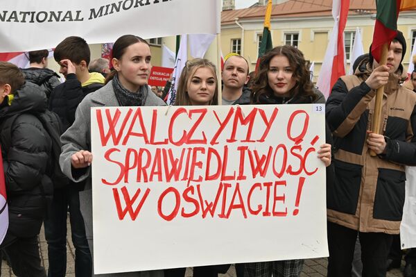 Среди участников акции было много учащихся польских школ. - Sputnik Литва