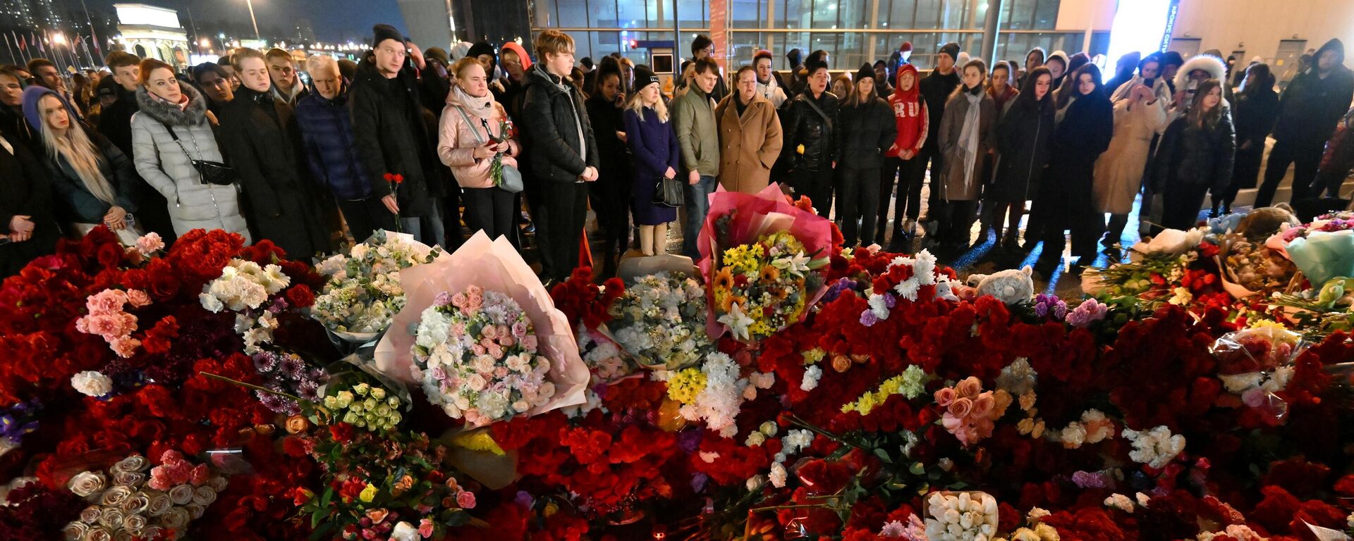 Люди у стихийного мемориала возле подмосковного Крокус Сити Холла в память о жертвах теракта - Sputnik Литва, 1920, 24.03.2024