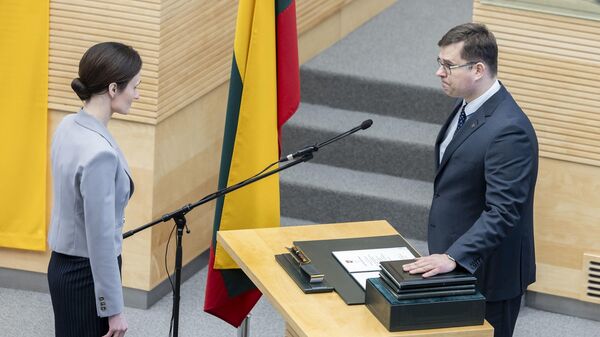 Новый министр обороны Литвы Лауринас Касчюнас принимает присягу в Сейме - Sputnik Литва