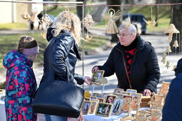 Как правило, в Вильнюсе недалеко от католических храмов накануне праздника идет торговля — продают иконки и пасхальные сувениры. - Sputnik Литва