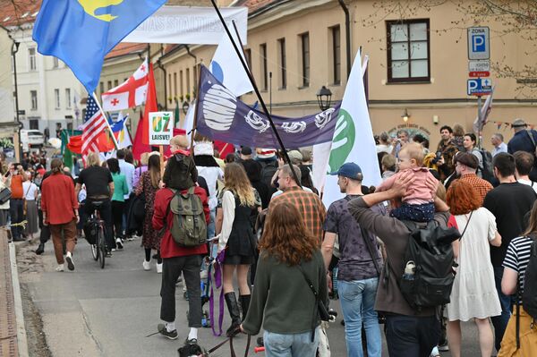 На фото: участники праздничного шествия в Ужуписе.  - Sputnik Литва