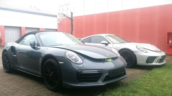 Спорткары Porsche 911, которые обнаружили сотрудники VSAT - Sputnik Литва