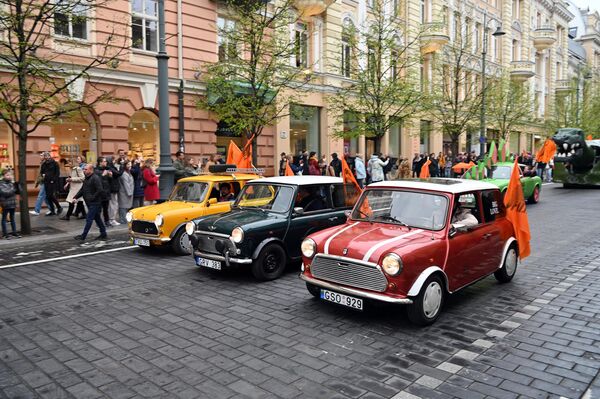 Помимо университетского сообщества, в мероприятии приняли участие ретроавтомобили и духовой оркестр литовской полиции. - Sputnik Литва