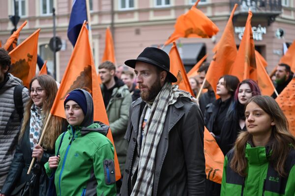 Торжественное шествие из Саулетекиса выдвинулось в сторону филологического факультета. - Sputnik Литва