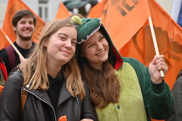 На фото: студентки на фестивале. - Sputnik Литва