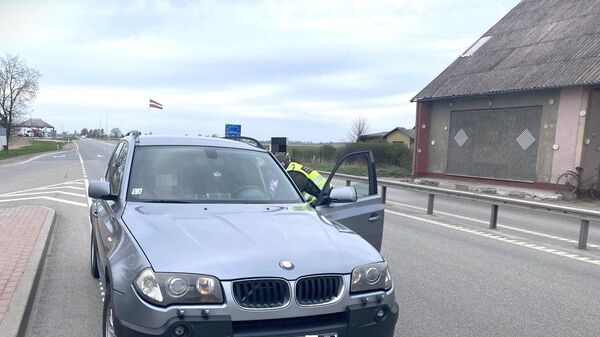 Автомобиль BMW X3 , перевозивший нелегальных мигрантов из Латвии - Sputnik Литва