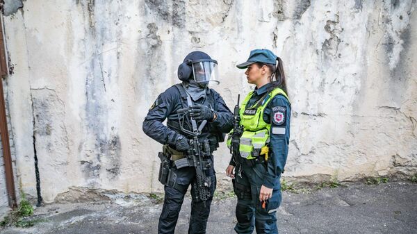 Военнослужащий Литовской армии и сотрудница полиции - Sputnik Литва