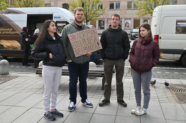 На фото: участники акции протеста держат плакат с надписью: &quot;Хотим выходить в плюс, а не минус&quot;. - Sputnik Литва