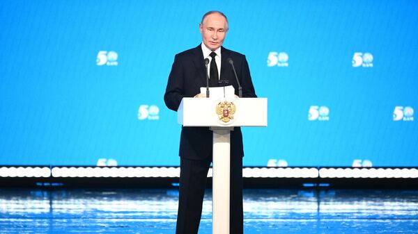 Президент Владимир Путин принял участие в торжественном мероприятии по случаю празднования 50-летия с начала строительства БАМа - Sputnik Литва