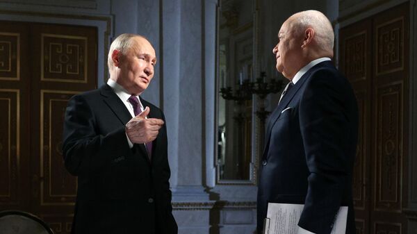 Президент России Владимир Путин и генеральный директор медиагруппы Россия сегодня Дмитрий Киселев (справа)  - Sputnik Литва