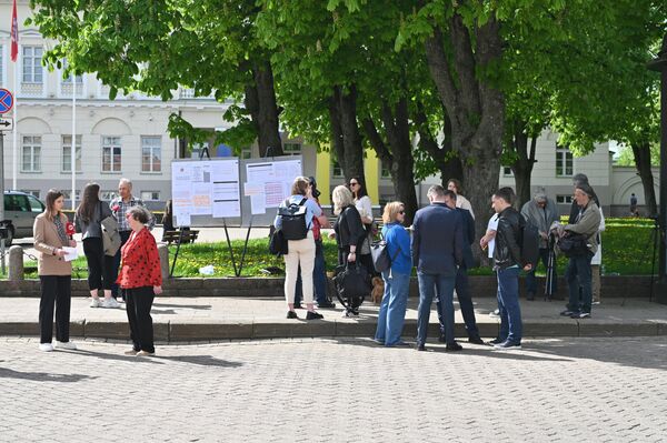 Во вторник, 30 апреля, напротив Дворца президента в Вильнюсе прошел пикет против строительства железной дороги Rail Baltic в Паневежском районе. - Sputnik Литва