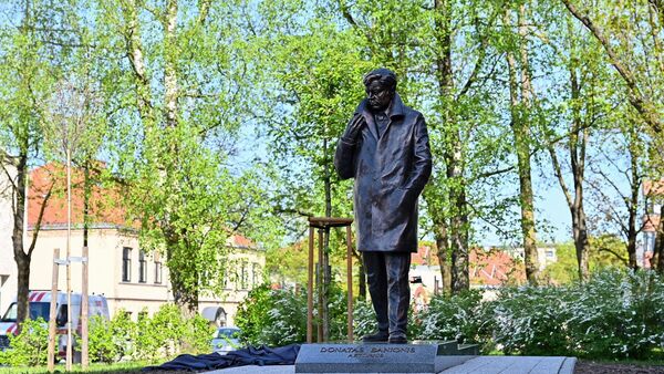Памятник народному артисту СССР, актеру театра и кино Донатасу Банионису в городе Паневежис - Sputnik Литва