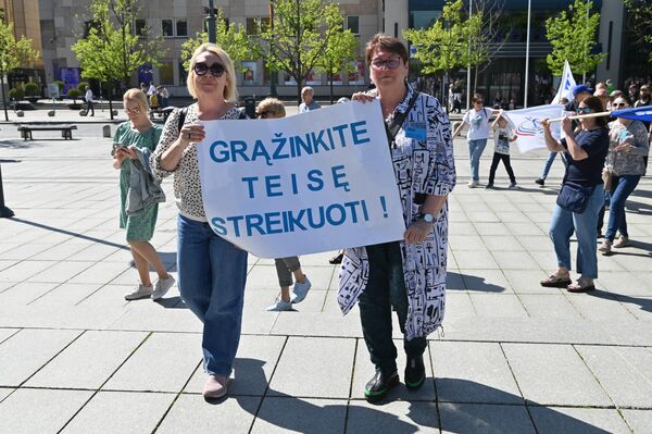 Участники митинга с плакатом &quot;Верните право на забастовку!&quot;. - Sputnik Литва