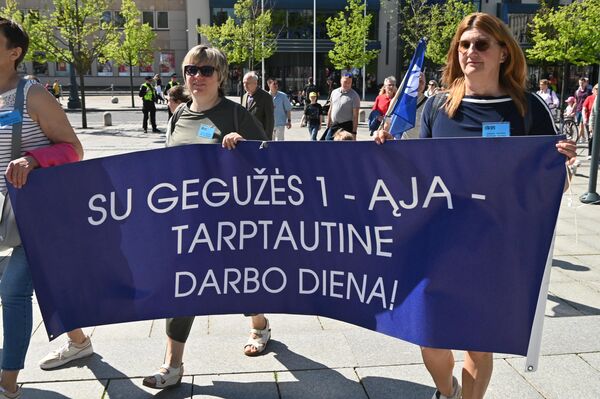 Участники митинга с плакатом &quot;С 1 Мая - Международным днем труда&quot;. - Sputnik Литва