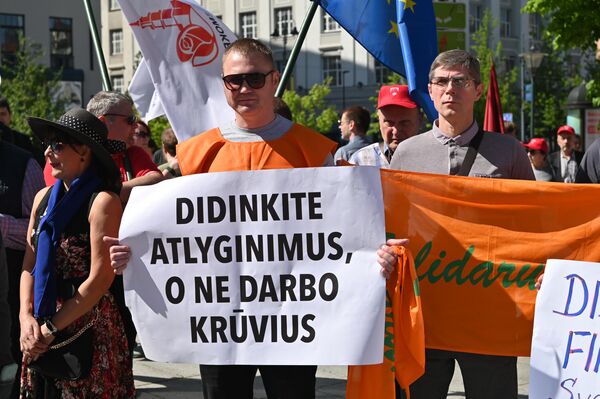Участники шествия с плакатом &quot;Увеличивайте зарплату, а не нагрузку&quot;. - Sputnik Литва