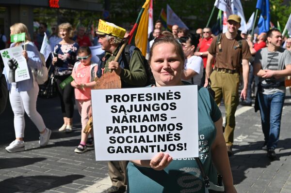 Участница митинга с плакатом: &quot;Членам профсоюза - дополнительные социальные гарантии!&quot; - Sputnik Литва