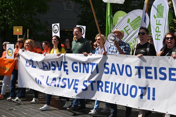 На фото: участники митинга с плакатом &quot;За свободу защищать свои права и свободу протестовать&quot;. - Sputnik Литва