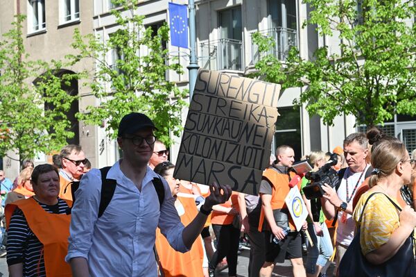 На фото: участник шествия с плакатом &quot;Организовать забастовку тяжелей, чем колонизировать Марс&quot;. - Sputnik Литва