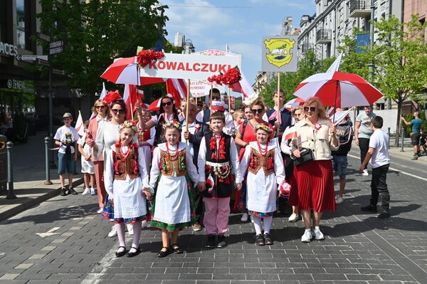 Участники процессии были в национальной одежде, а также с атрибутами в бело-красных тонах. - Sputnik Литва