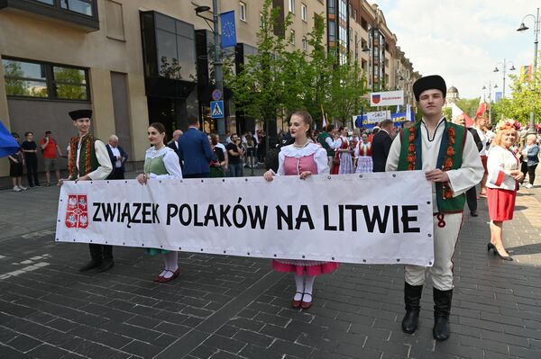 В субботу, 4 мая, в Вильнюсе состоялось торжественное шествие поляков в честь Конституции, а также Дня Полонии и поляков за границей. - Sputnik Литва