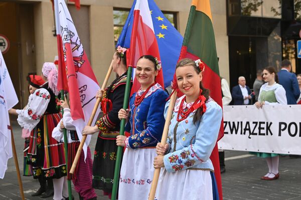В шествии приняли участие представители польской общины в Литве, польских общественных организаций, школ и детских садов, а также творческих коллективов. - Sputnik Литва