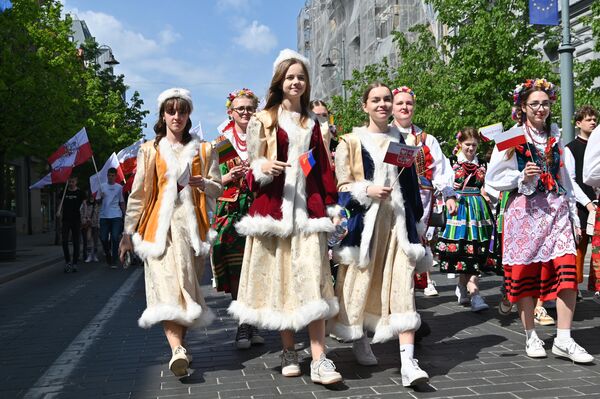 В этом году участники шествия отметили сразу несколько событий — День Полонии и поляков за рубежом, 35-летие Союза поляков Литвы, а также 233-ю годовщину принятия Конституции Речи Посполитой. - Sputnik Литва