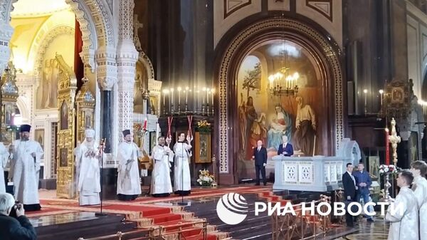 Путин в храме Христа Спасителя на пасхальном богослужении - Sputnik Литва