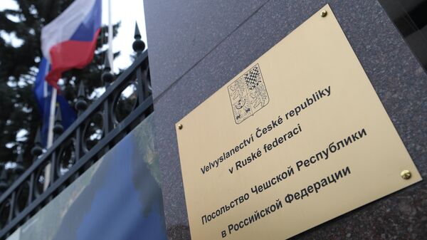 Табличка на здании посольства Чешской республики в Москве - Sputnik Литва