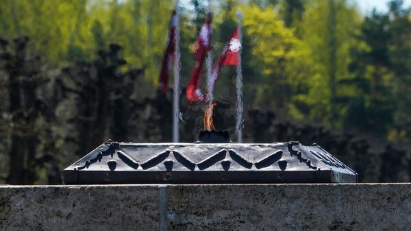 Вечный огонь на Братском кладбище в Риге - Sputnik Литва