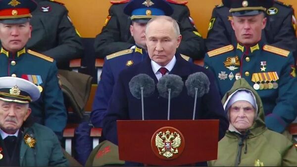 Президент России Владимир Путин во время Парада Победы на Красной площади - Sputnik Литва
