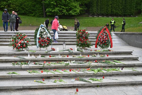 Несмотря на это, именно 9 мая многие потомки участников войны и бывшие военные в балтийской республике возлагают цветы на могилы павших воинов. - Sputnik Литва