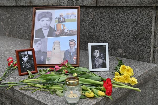 Традиционно люди несли красные гвоздики или тюльпаны, клали их на могилы солдат, а также на место стел бывших советских воинов, которые убрали с кладбища. - Sputnik Литва