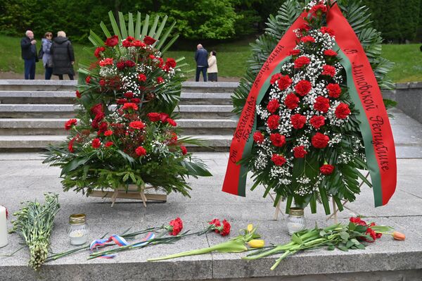 На месте бывшего мемориала также установлены венки посольств России и Беларуси. - Sputnik Литва