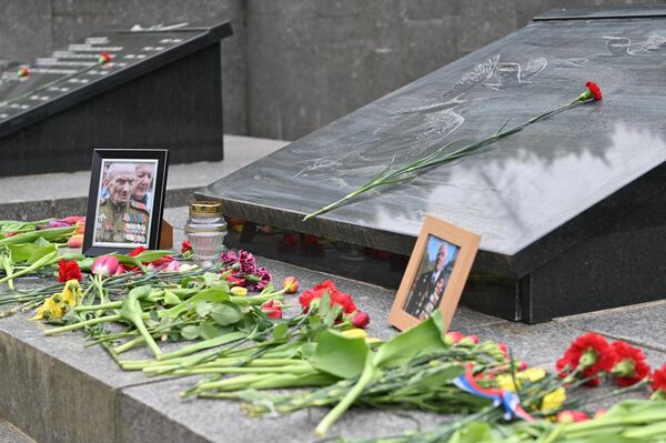 Мемориал на Антакальнисском кладбище был создан в 1951 году. В этом месте захоронено более трех тысяч советских воинов, в том числе литовцев, погибших в 1944 году при освобождении Вильнюса от фашистов. В 1984-м на мемориале установили шесть стел, изображающих бойцов разных родов войск. - Sputnik Литва
