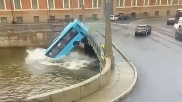 Момент падения автобуса в реку в Санкт-Петербурге - Sputnik Литва