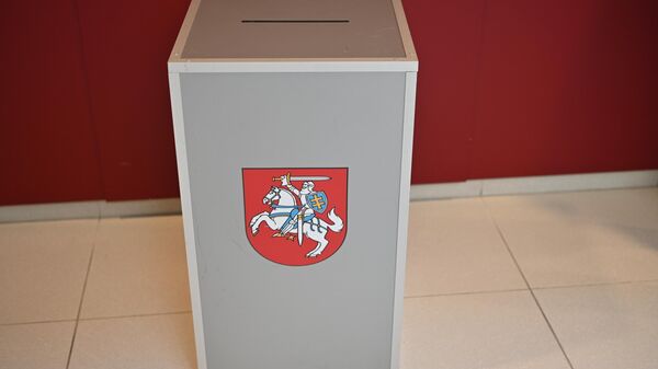 Урна для голосования на избирательном участке в Литве, архивное фото - Sputnik Литва