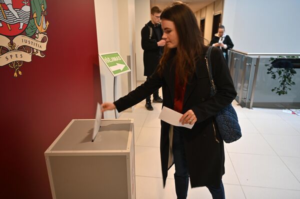 Для того, чтобы поправка к Конституции была принята, за нее должны проголосовать не менее половины имеющих право голоса избирателей. - Sputnik Литва