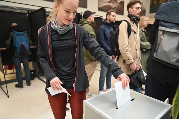 В Литве 12 мая проходят выборы президента и референдум о сохранении двойного гражданства. - Sputnik Литва